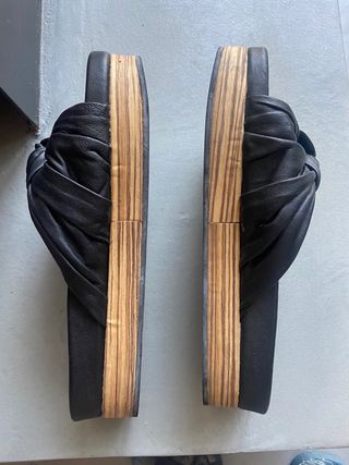 Sandalias Uterqüe piel negras en perfecto estado 