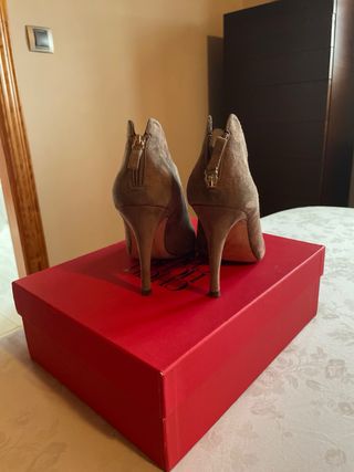 Zapatos Carolina Herrera ante beige