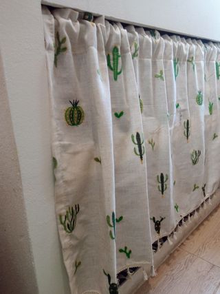 Cortina bordada para ventana o mueble rústico