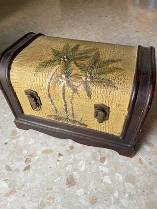Baúl antiguo pequeño decorado tamaño 36x23x24 