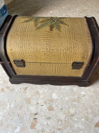 Baúl antiguo pequeño decorado tamaño 36x23x24 