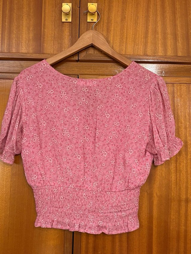 Blusa brownie rosa con estampado floral