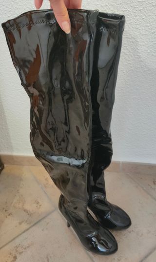 Botas altas de vinilo nuevas Tilly London