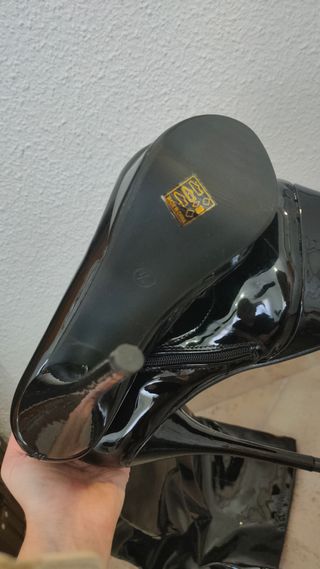 Botas altas de vinilo nuevas Tilly London