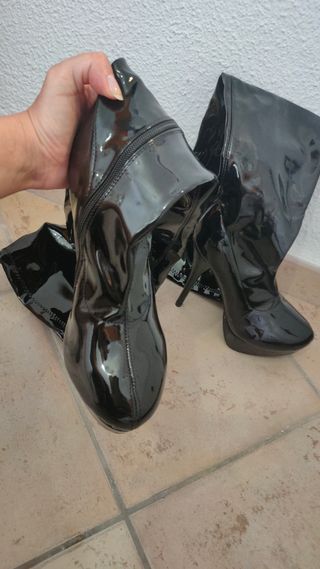 Botas altas de vinilo nuevas Tilly London