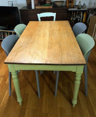 Mesa comedor antigua de madera de roble maciza.
