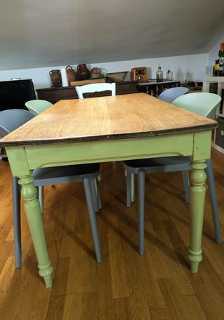 Mesa comedor antigua de madera de roble maciza.
