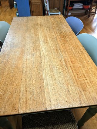 Mesa comedor antigua de madera de roble maciza.
