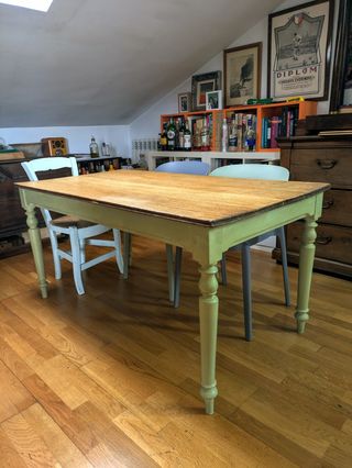 Mesa comedor antigua de madera de roble maciza.
