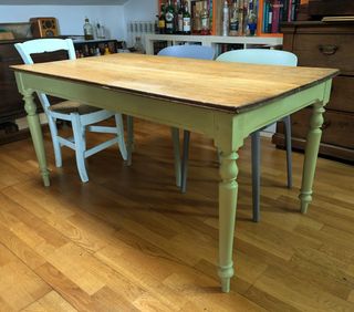 Mesa comedor antigua de madera de roble maciza.
