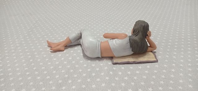Figura decorativa mujer leyendo