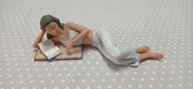 Figura decorativa mujer leyendo