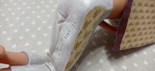 Figura decorativa mujer leyendo