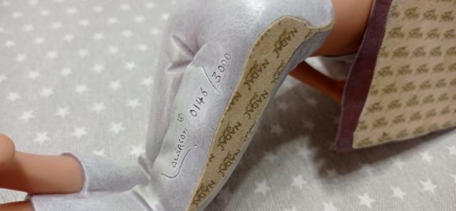 Figura decorativa mujer leyendo