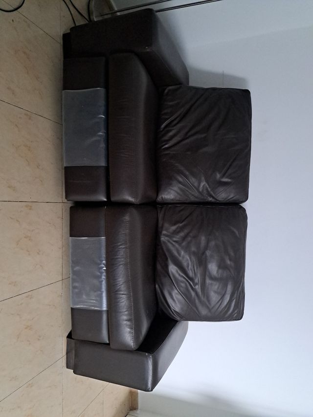 Sofá de piel marrón