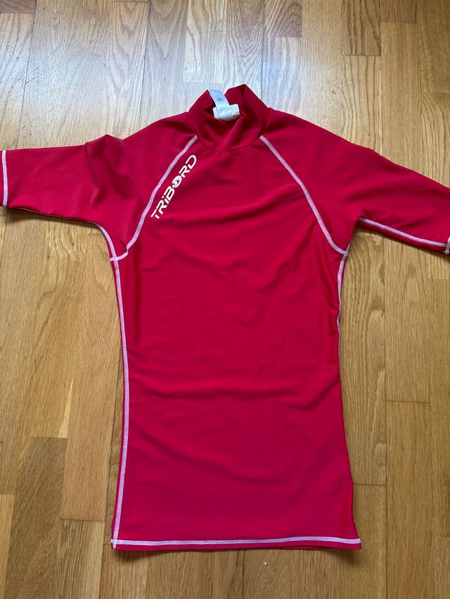 Camiseta Decathlon niño baño talla XS.