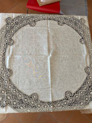 Tovaglia antica in lino beige con tovaglioli