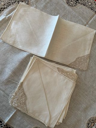 Tovaglia antica in lino beige con tovaglioli