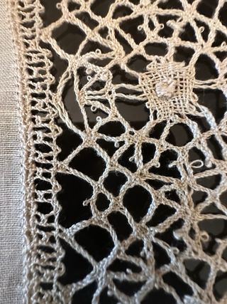 Tovaglia antica in lino beige con tovaglioli