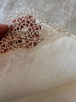 Tovaglia antica in lino beige con tovaglioli