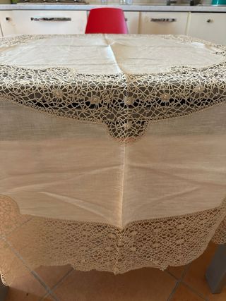 Tovaglia antica in lino beige con tovaglioli