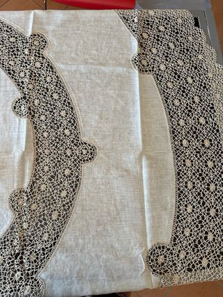 Tovaglia antica in lino beige con tovaglioli