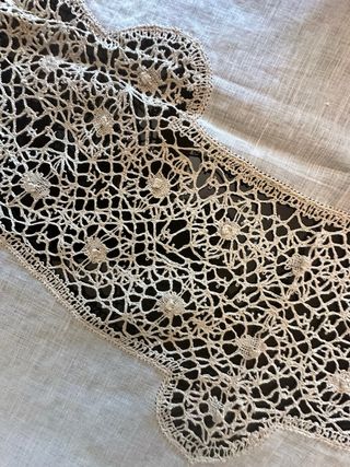 Tovaglia antica in lino beige con tovaglioli