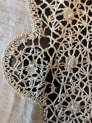 Tovaglia antica in lino beige con tovaglioli
