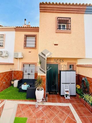 Casa adosada en venta en La Granja-La Colina-Los Pastores en Algeciras