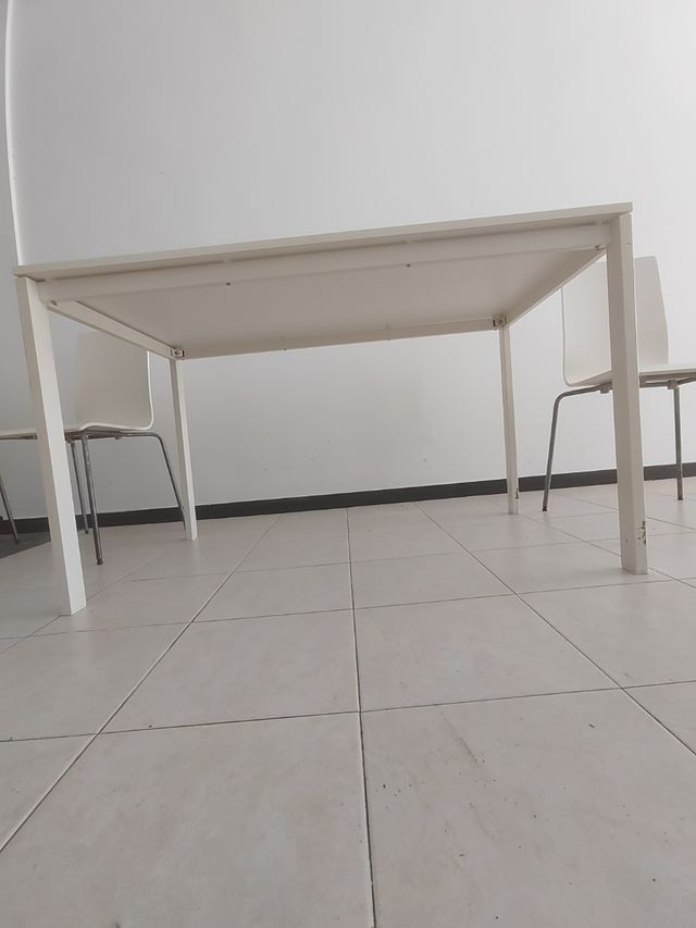 Mesa blanca con 4 sillas 