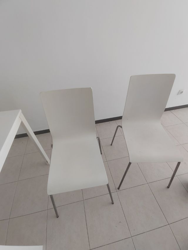 Mesa blanca con 4 sillas 