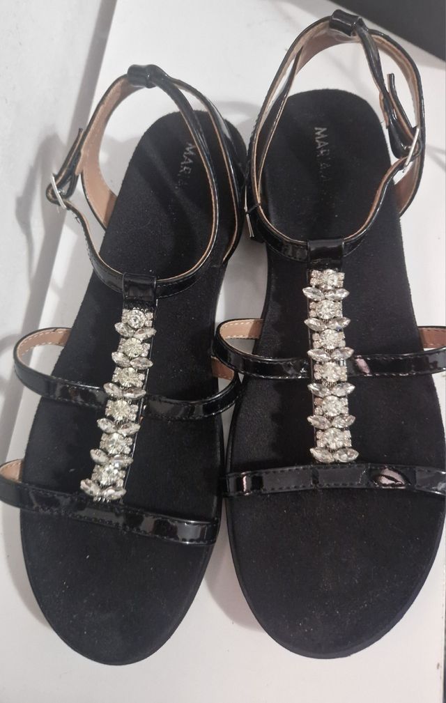 Sandalias negras brillantes