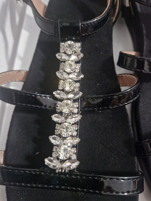 Sandalias negras brillantes