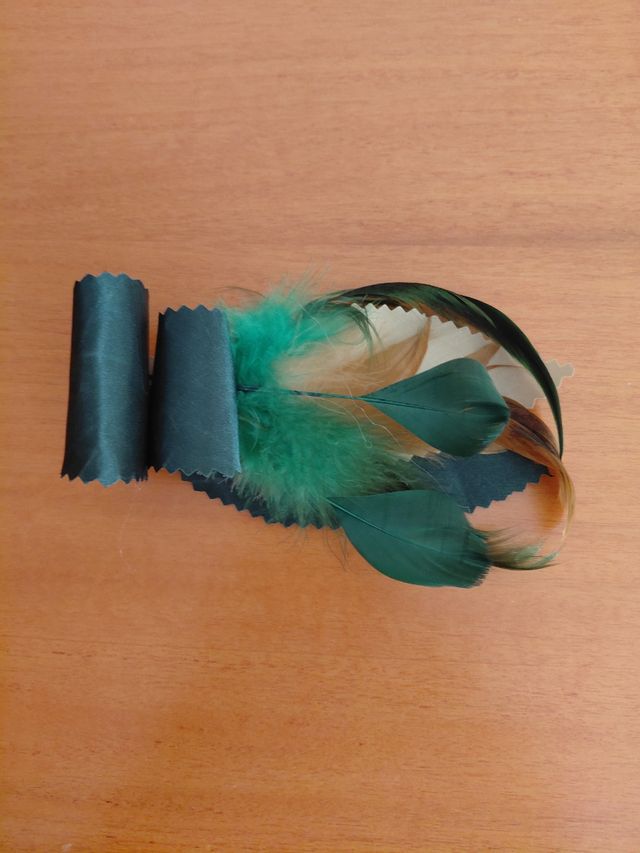 Tocado plumas verde - pinza