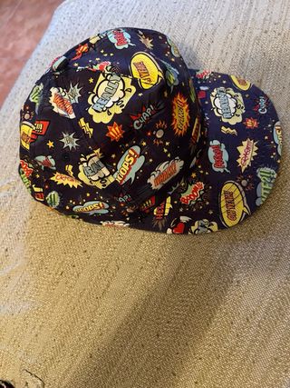 Gorra estilo cómic