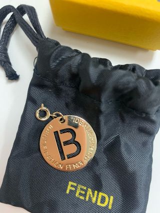 Colgante Fendi dorado inicial B