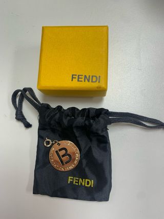 Colgante Fendi dorado inicial B