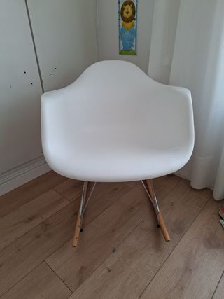 Silla mecedora infantil blanca