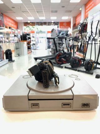 CONSOLA PS1 CON MANDO NO ORIGINAL Y CABLES