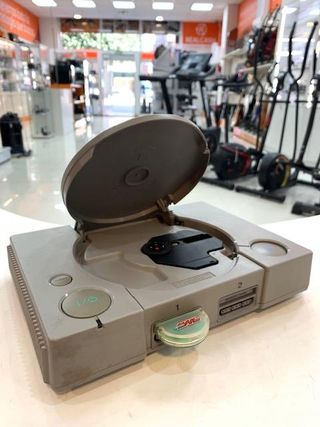 CONSOLA PS1 CON MANDO NO ORIGINAL Y CABLES