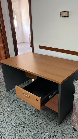 Escritorio de oficina con cajonera