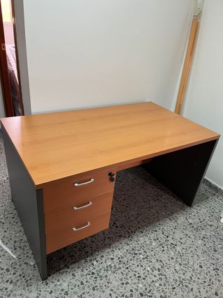 Escritorio de oficina con cajonera
