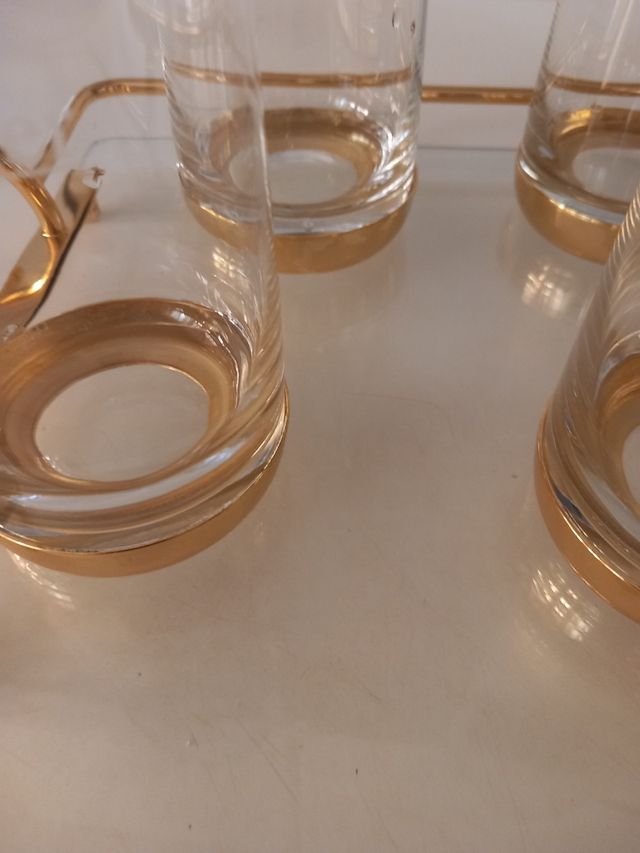 Bandeja dorada con cristal