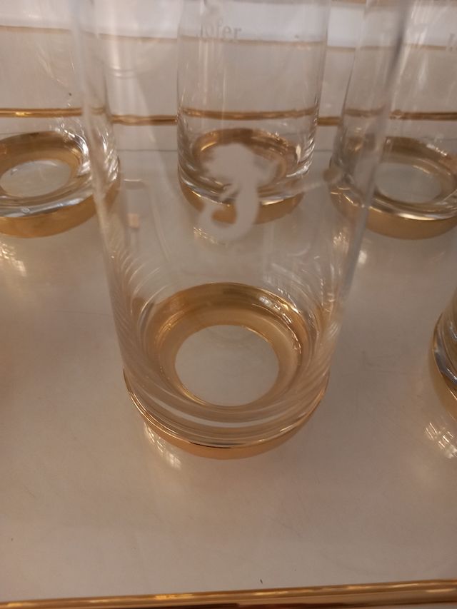 Bandeja dorada con cristal