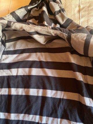 Cazadora reversible negra y gris.multiples bolsos