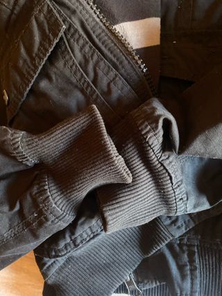 Cazadora reversible negra y gris.multiples bolsos