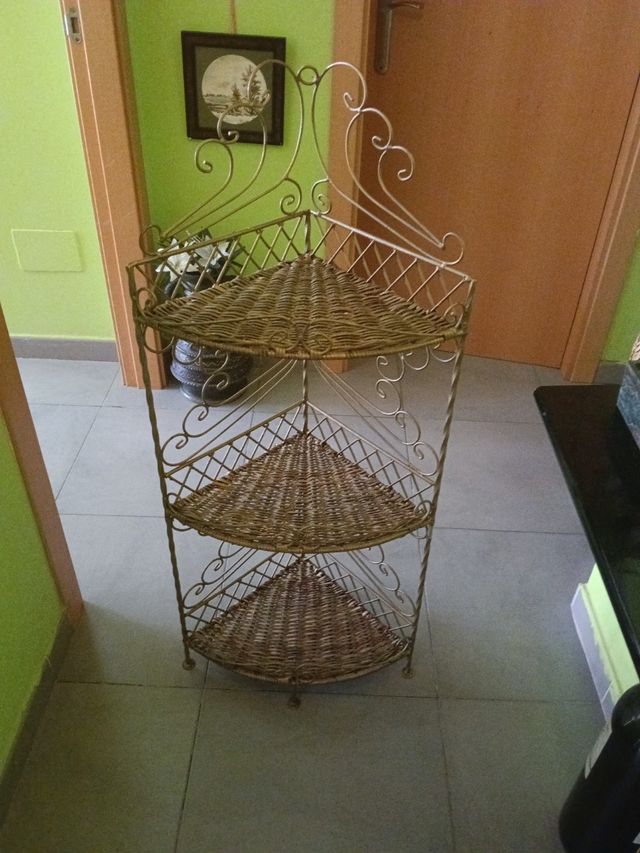 Estantería esquineras mimbre-metal dorada