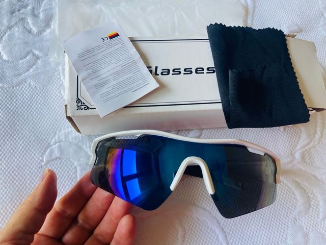 Óculos esportivos brancos