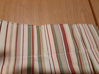 Cortinas ventana - Beige, rojo y verde.