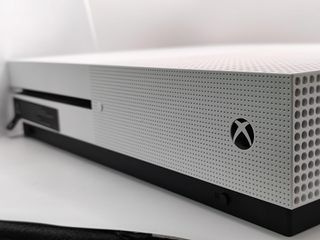 CONSOLA XBOX ONE S 500GB + CABLES